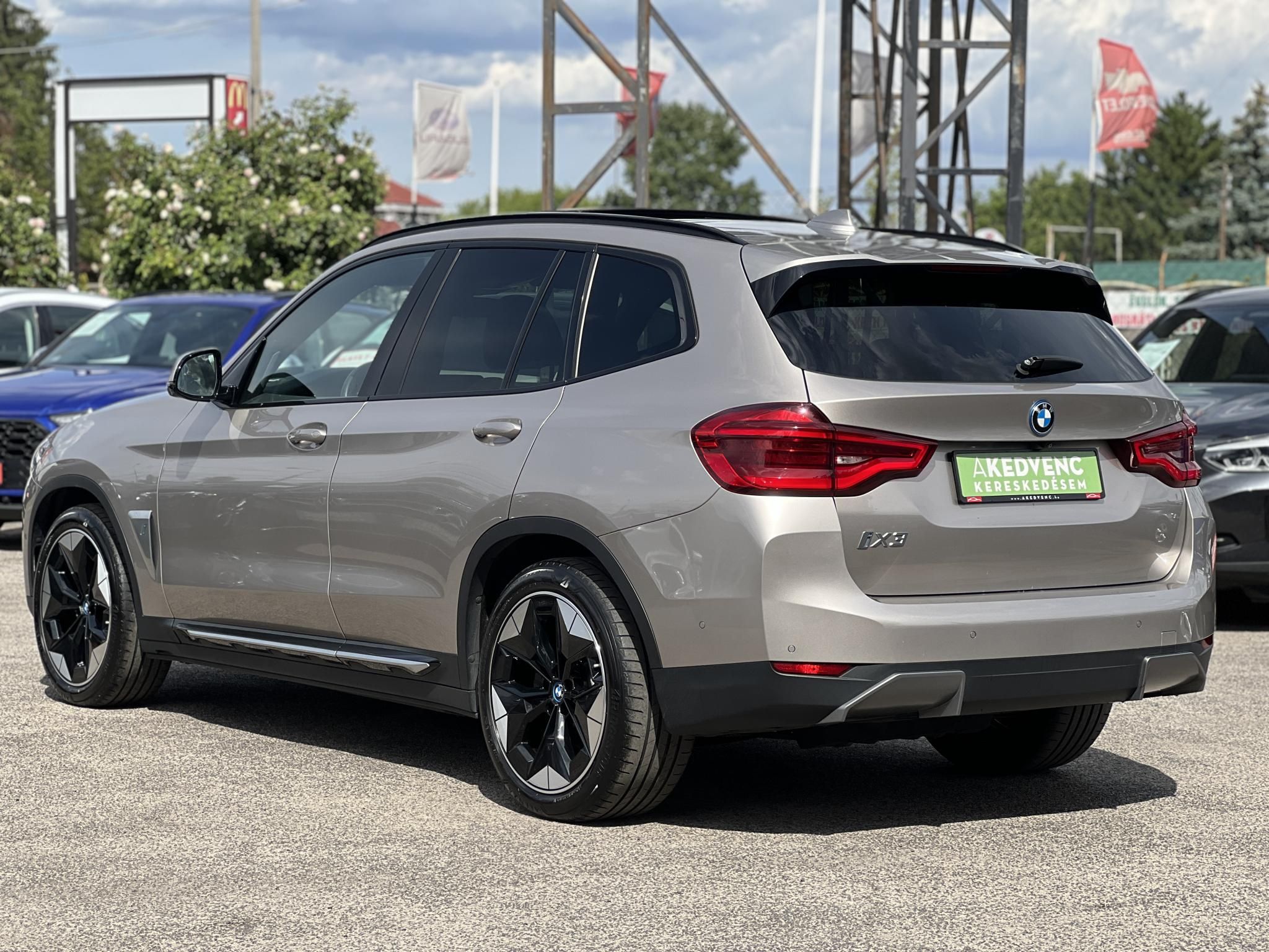 BMW IX3 73,9kWh High Executive panoráma tető. harman/kardon. memória. HUD. barna bőr belső!