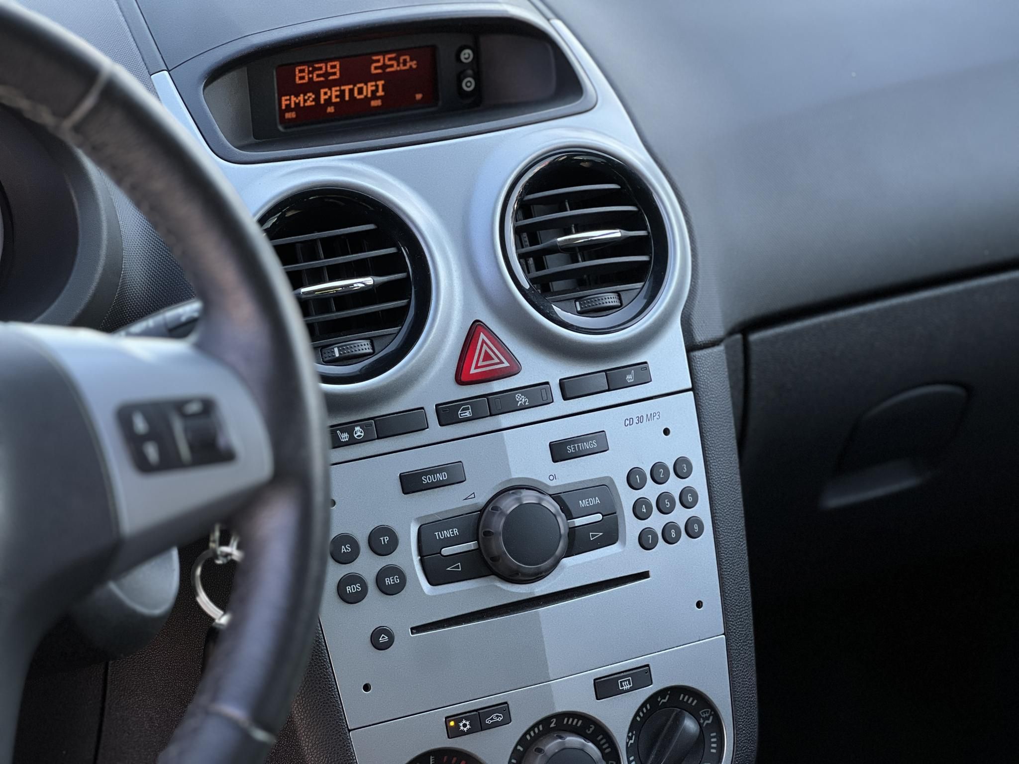 OPEL CORSA D 1.4 Selection Ülés- és Kormányfűtés. klíma