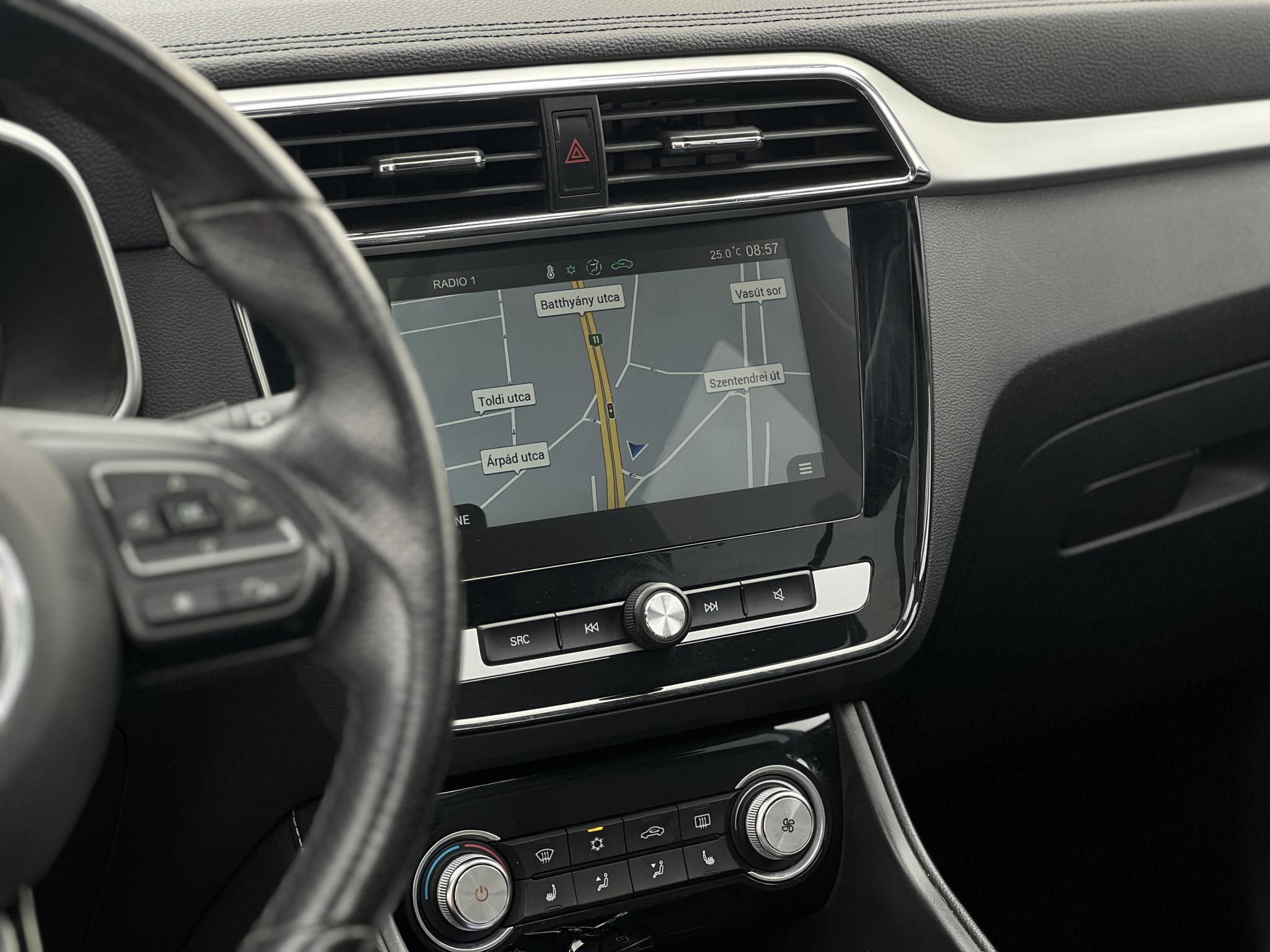 MG ZS EV Luxury. 68e km. végig vezetett márkaszerviz. Carplay. panorámatető