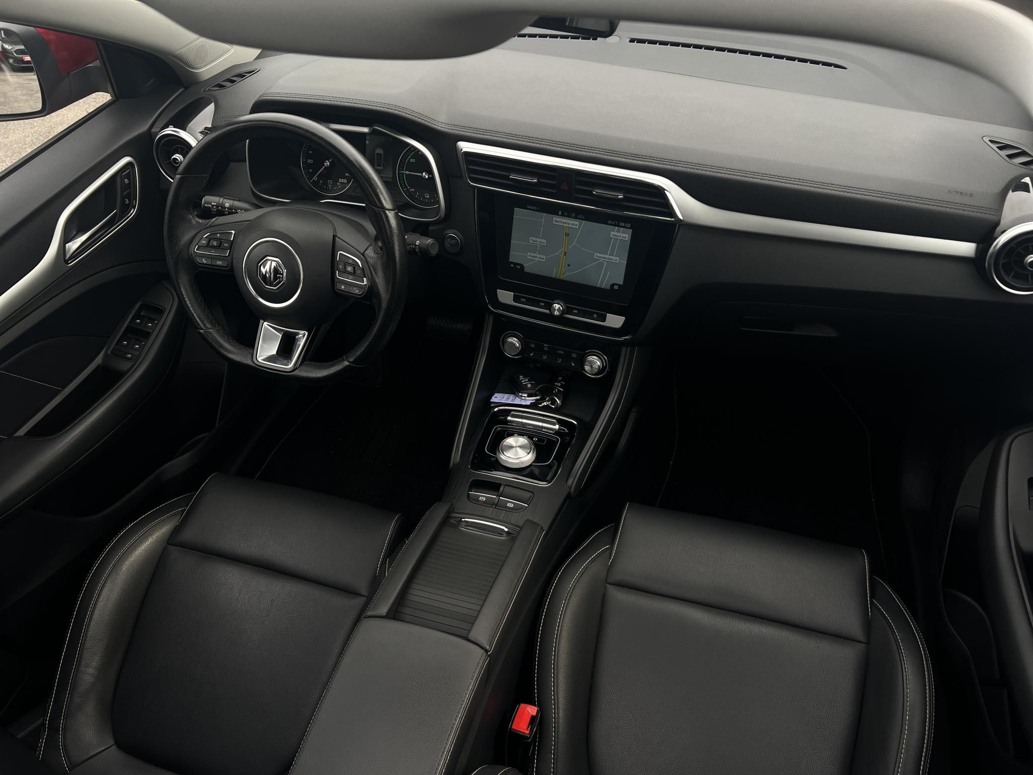 MG ZS EV Luxury. 68e km. végig vezetett márkaszerviz. Carplay. panorámatető