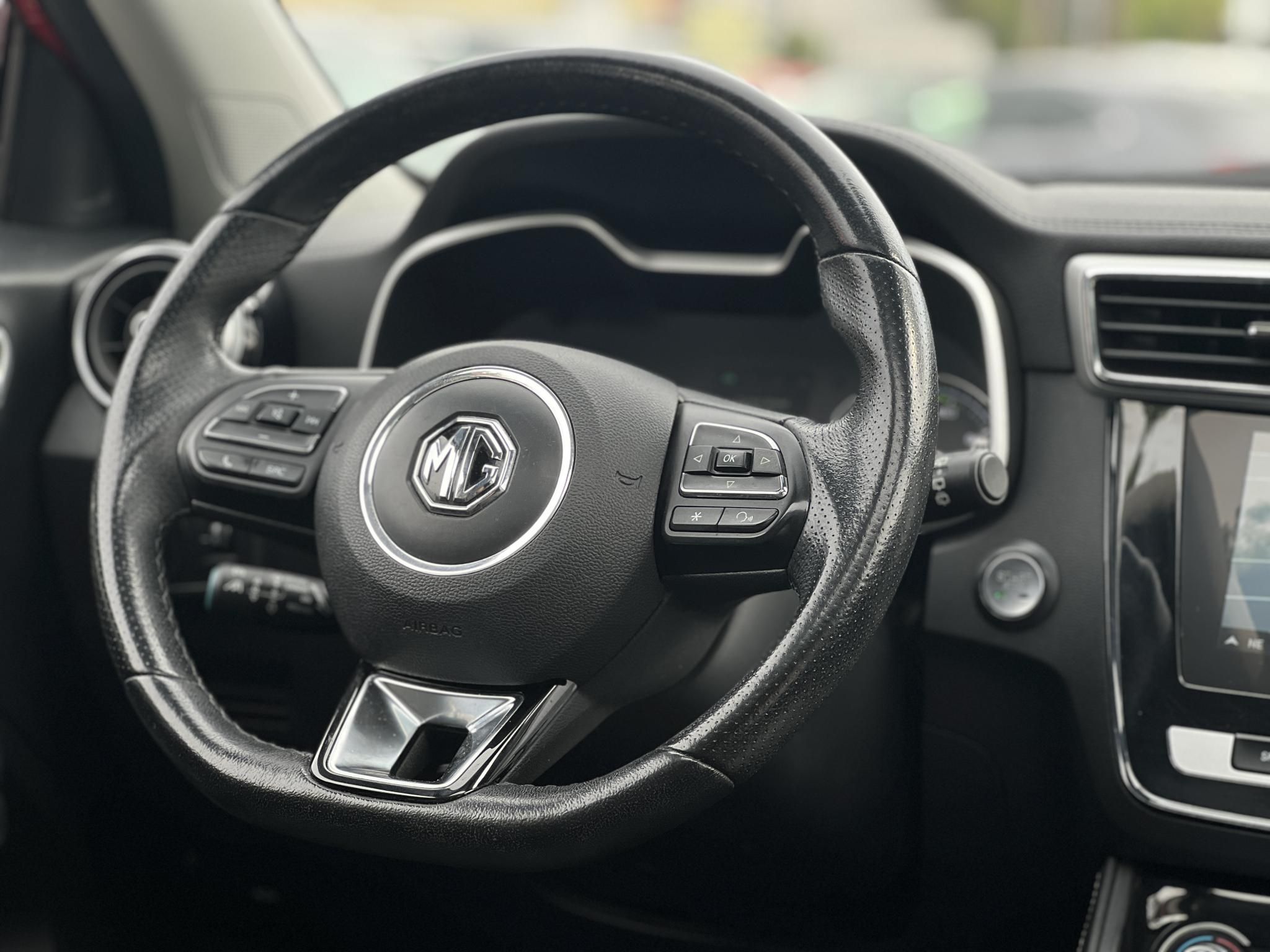MG ZS EV Luxury. 68e km. végig vezetett márkaszerviz. Carplay. panorámatető