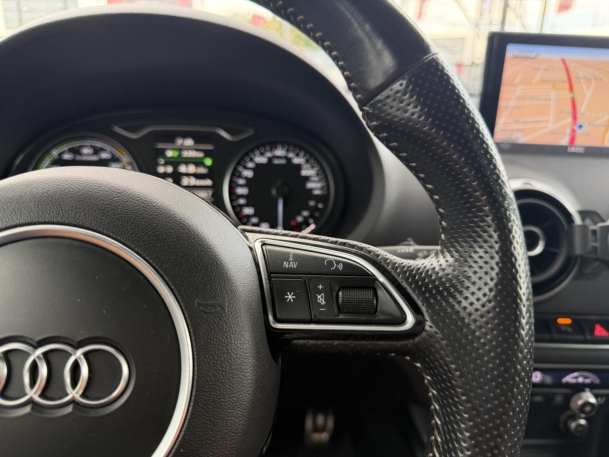AUDI A3 Sportback 1.4 TFSI Ambiente S-tronic e-tron bang and olufsen. panoráma tető. 30km elektromos hatótáv. vezérlés cserélve!