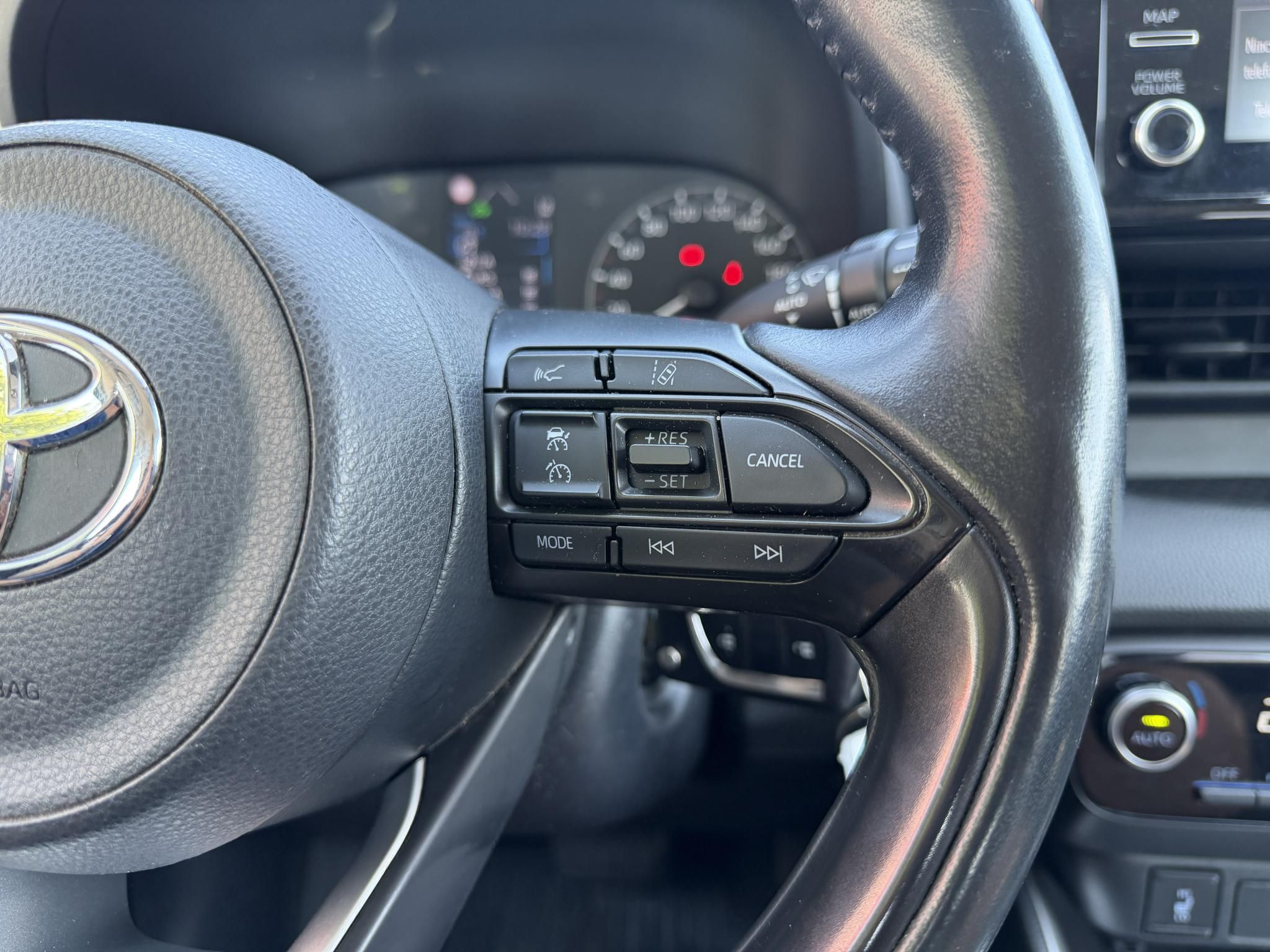 TOYOTA YARIS 1.5 Hybrid Comfort Tech e-CVT 103e km. ülésfűtés. kormányfűtés. kamera. sávtartó. digitklíma