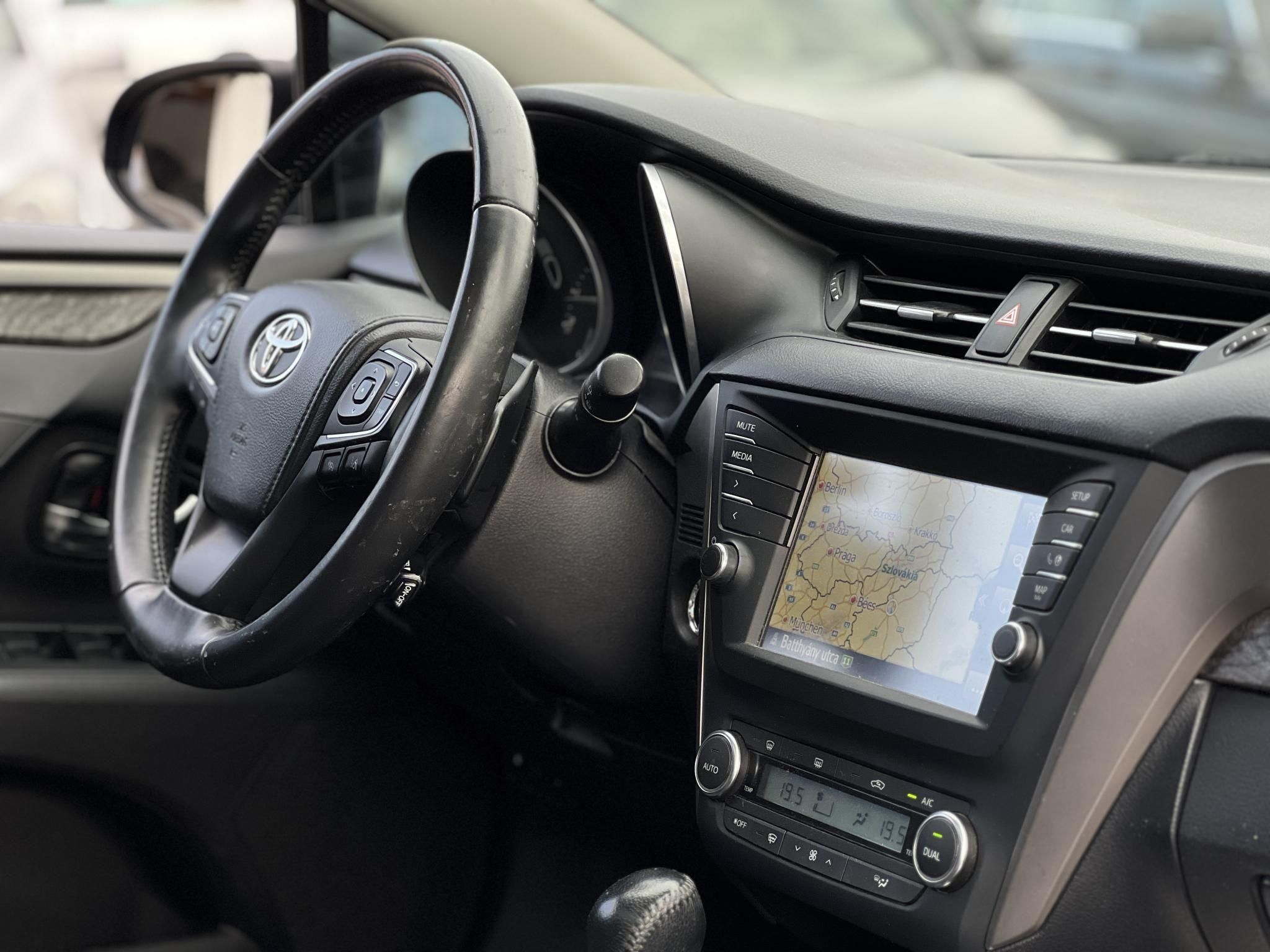 TOYOTA AVENSIS Touring Sports 2.0 Executive CVT Magyarországi. Gyári fényezés. Végig vezetett szervizkönyv!