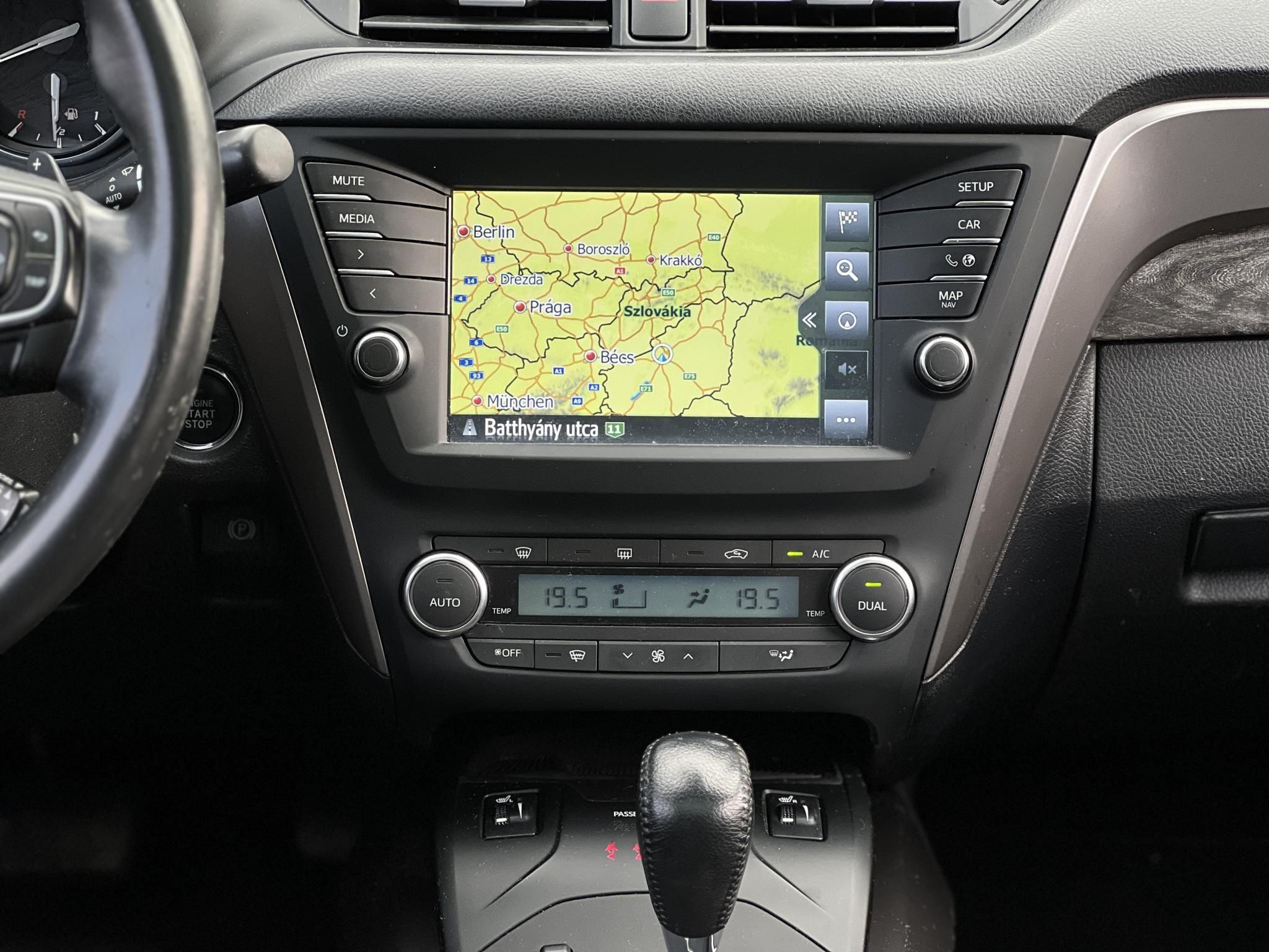 TOYOTA AVENSIS Touring Sports 2.0 Executive CVT Magyarországi. Gyári fényezés. Végig vezetett szervizkönyv!