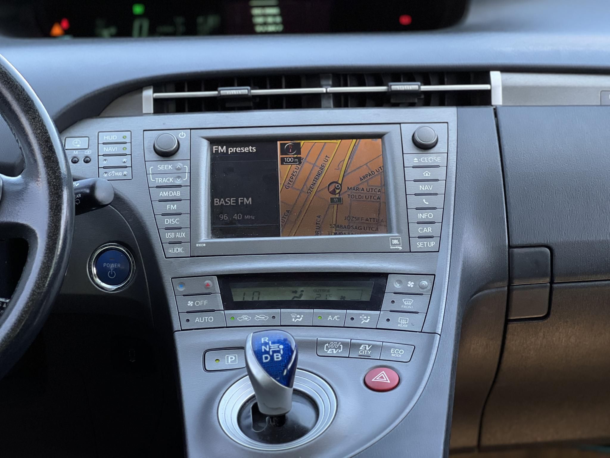 TOYOTA PRIUS PLUG-IN