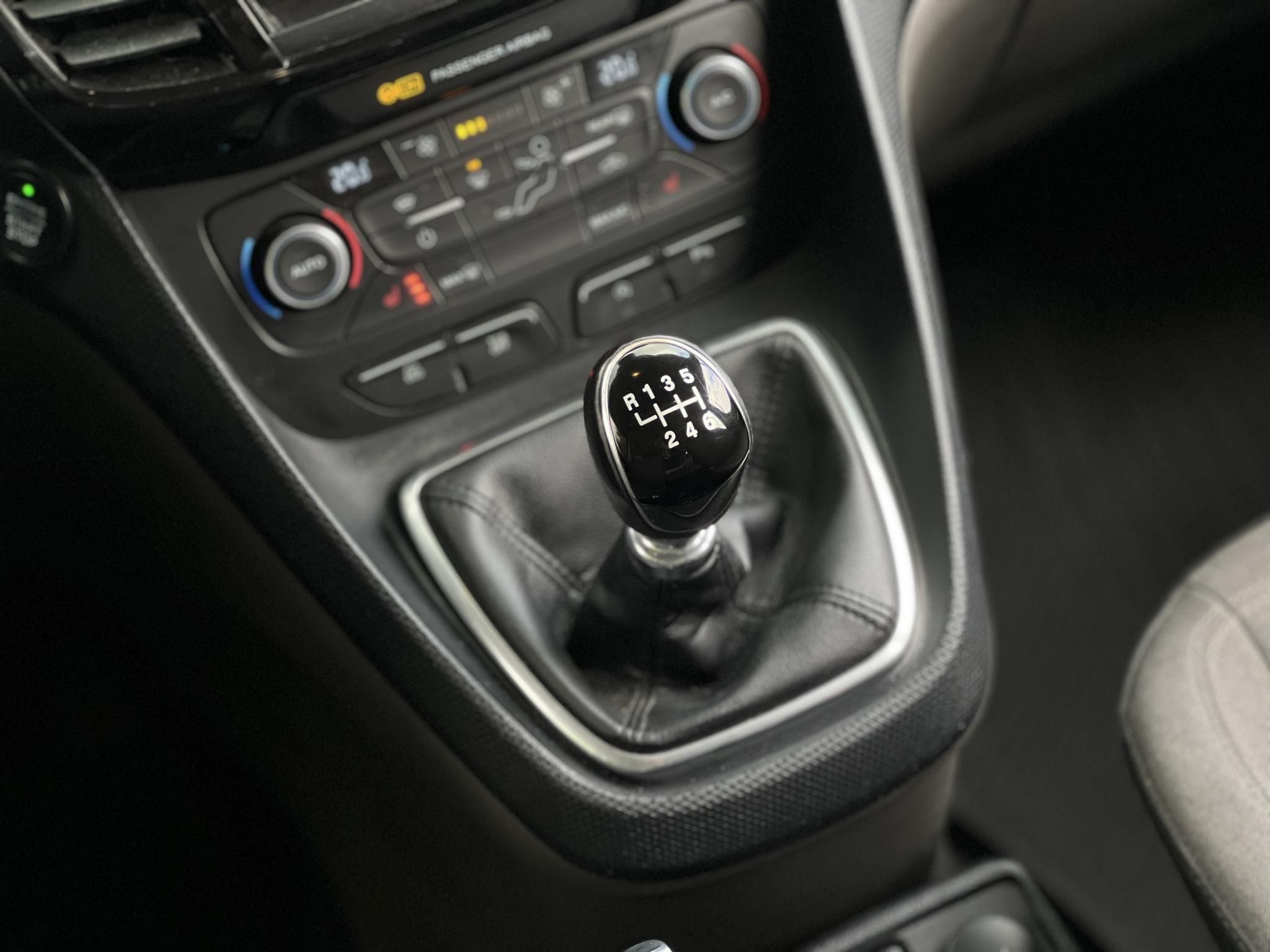 FORD CONNECT Tourneo230 1.5 TDCi L2 Titanium (7 személyes ) 79e km. M.o.-i. Márkaszervizelt előélet!