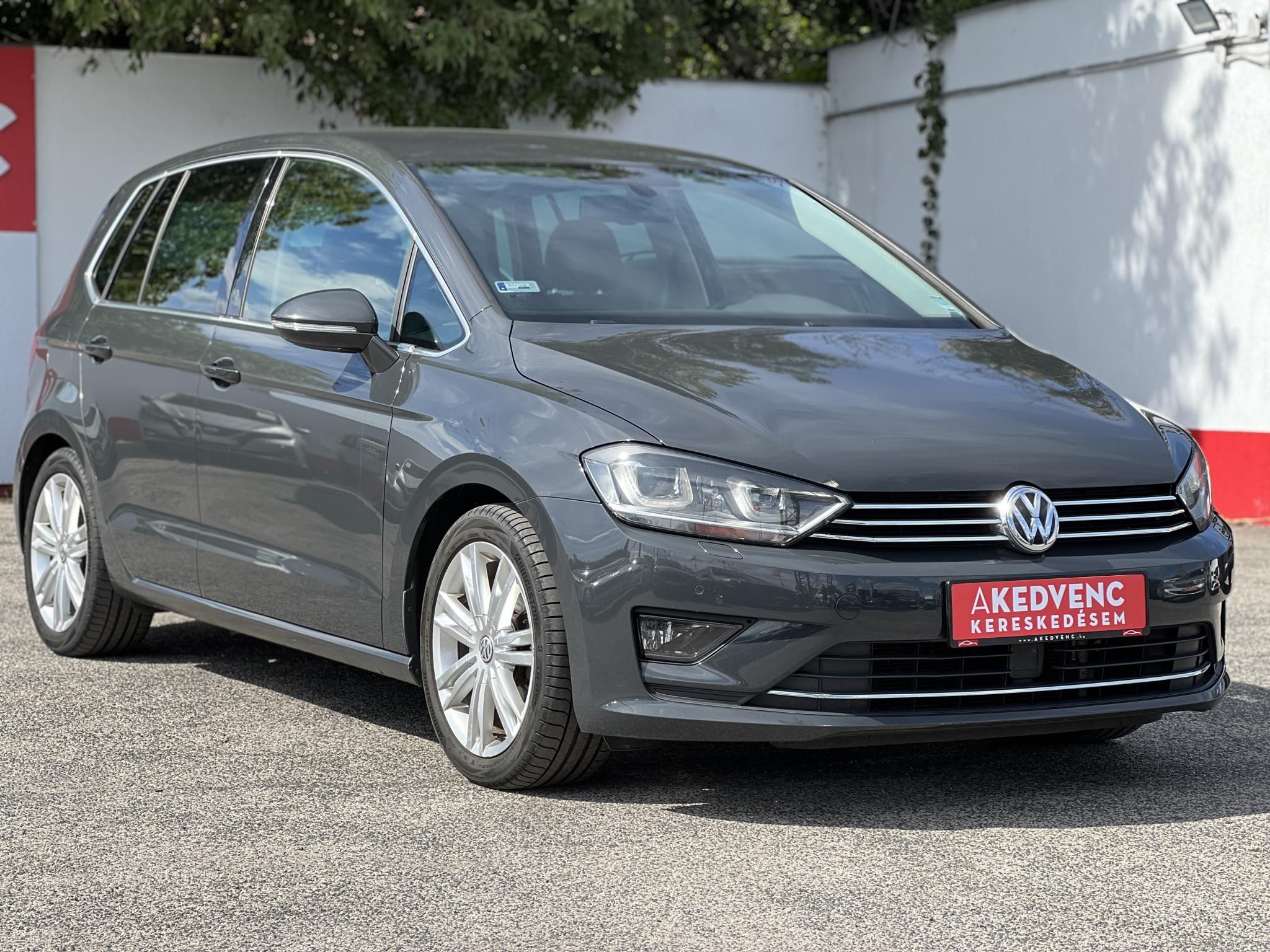 VOLKSWAGEN GOLF SPORTSVAN 1.4 TSI BMT Highline DSG Dokumentált előélet. barna bőrbelső. téli-nyári gumi garnitúra!