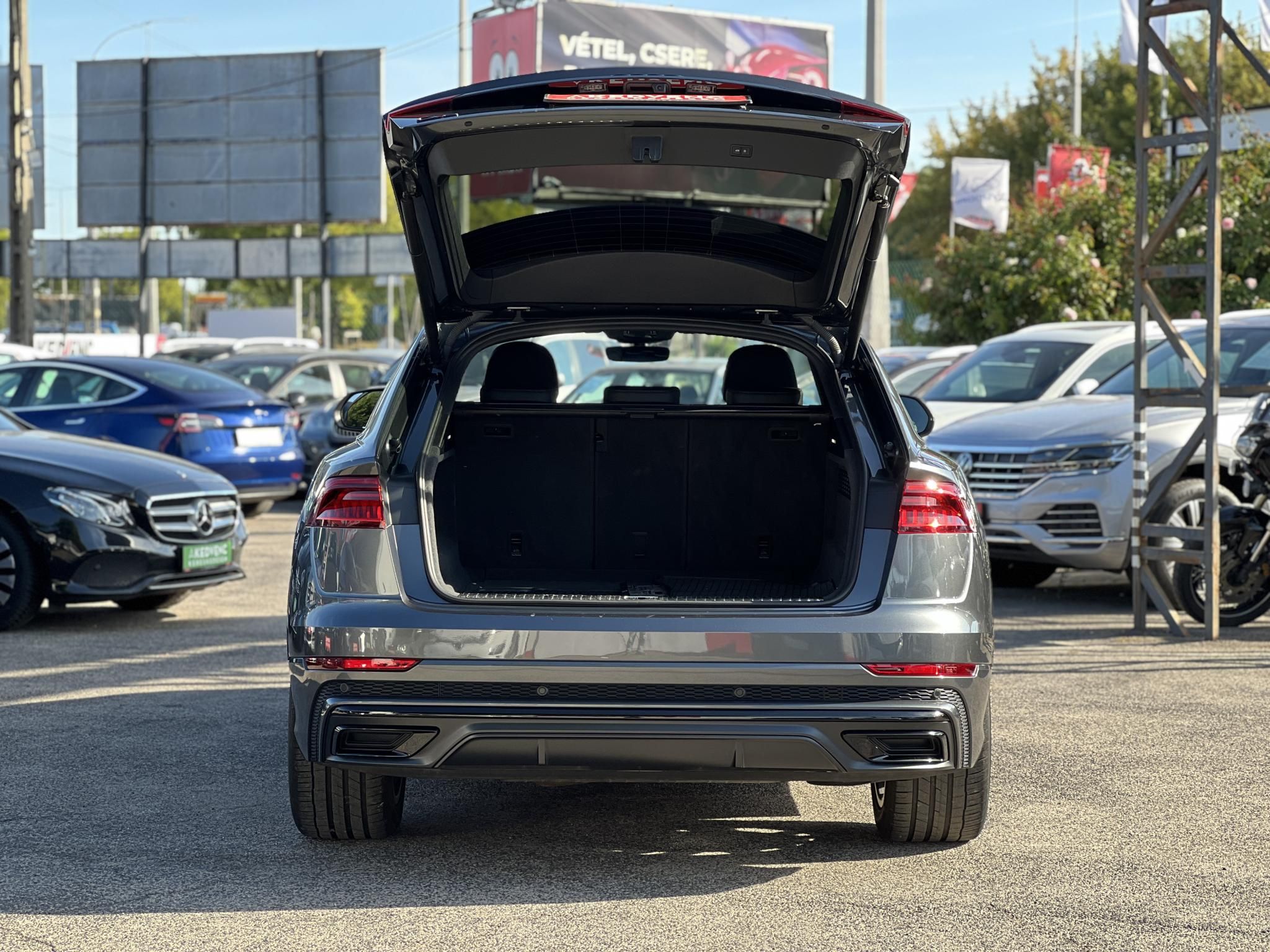 AUDI Q8 50 TDI quattro Tiptronic ic 77e km. M.o.-i. márkaszervizelt előélet. téli-nyári kerék szett!
