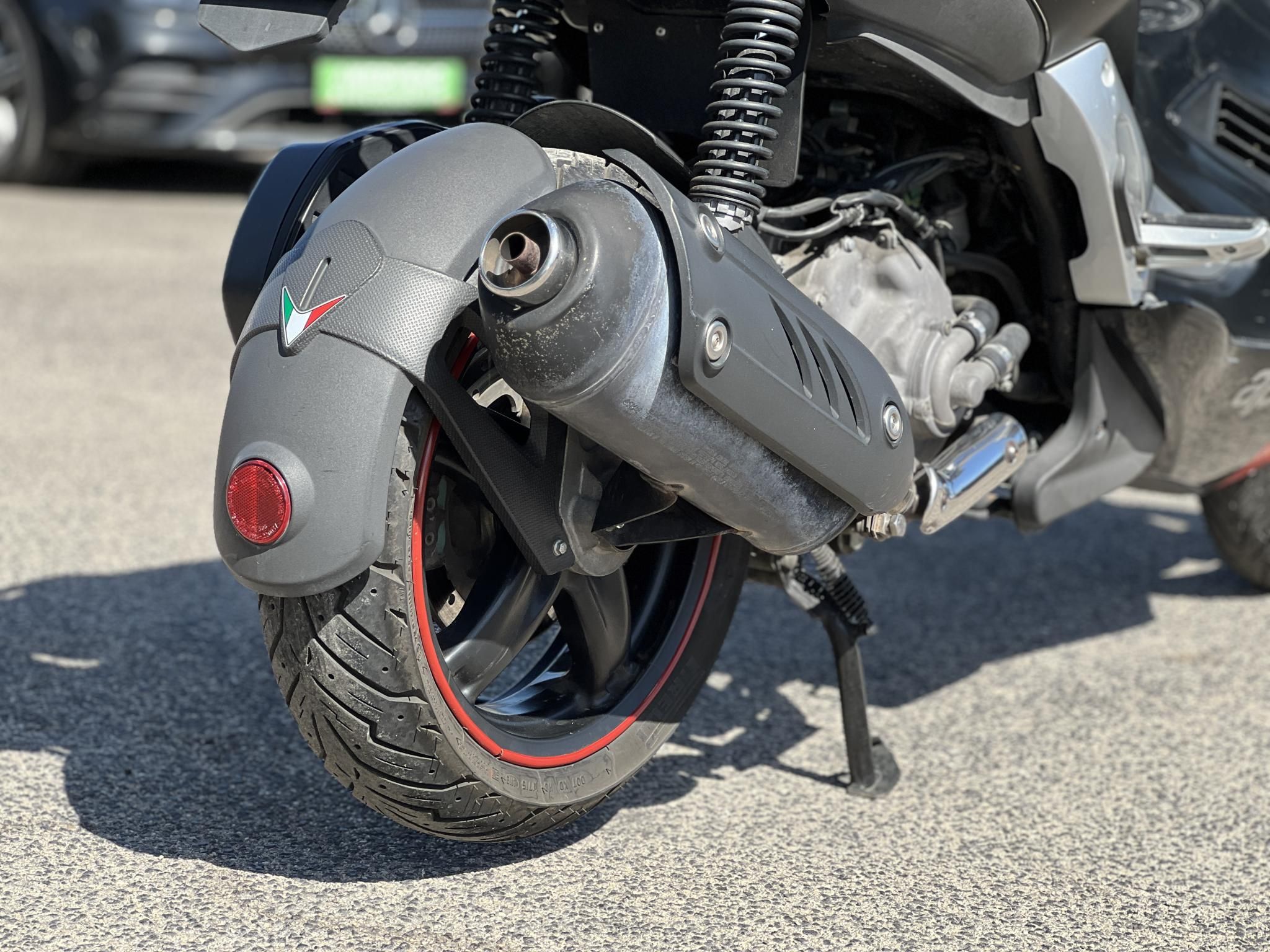 APRILIA SR MAX 300 Akrapovic