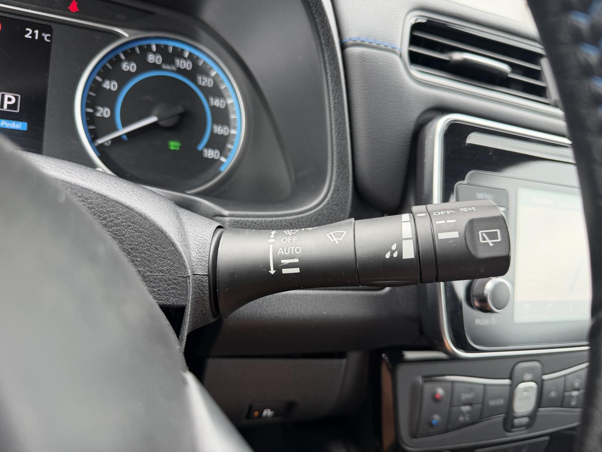 NISSAN LEAF N-Connecta 40kWh (Automata) 59e km. 360 kamera. első-hátsó ülésfűtés. kormányfűtés. CARPLAY!
