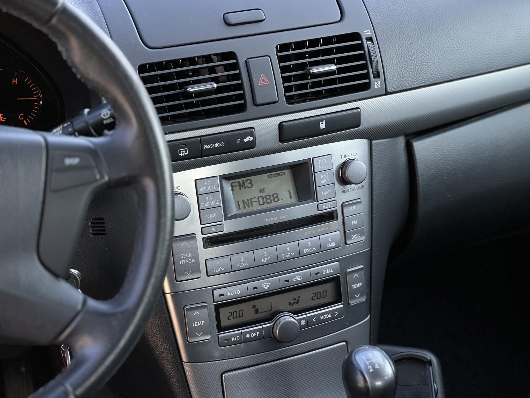 TOYOTA AVENSIS 1.8 Sol 133e km. ülésfűtés. digitklíma. vonóhorog. 2 gyári kulcs!