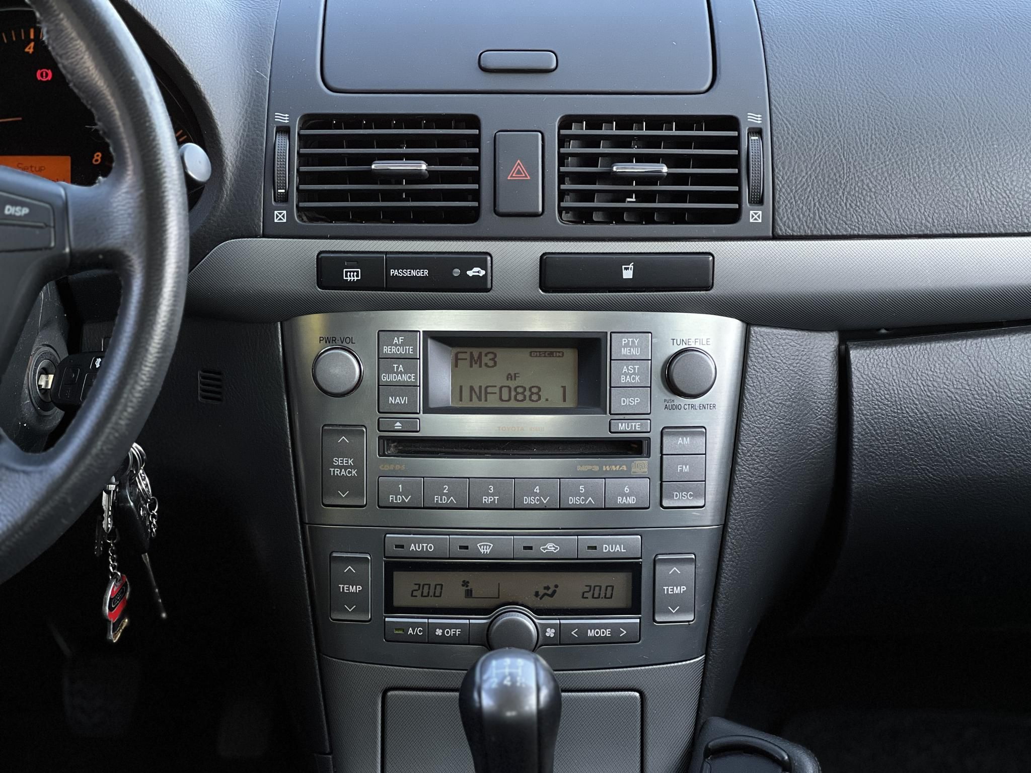 TOYOTA AVENSIS 1.8 Sol 133e km. ülésfűtés. digitklíma. vonóhorog. 2 gyári kulcs!
