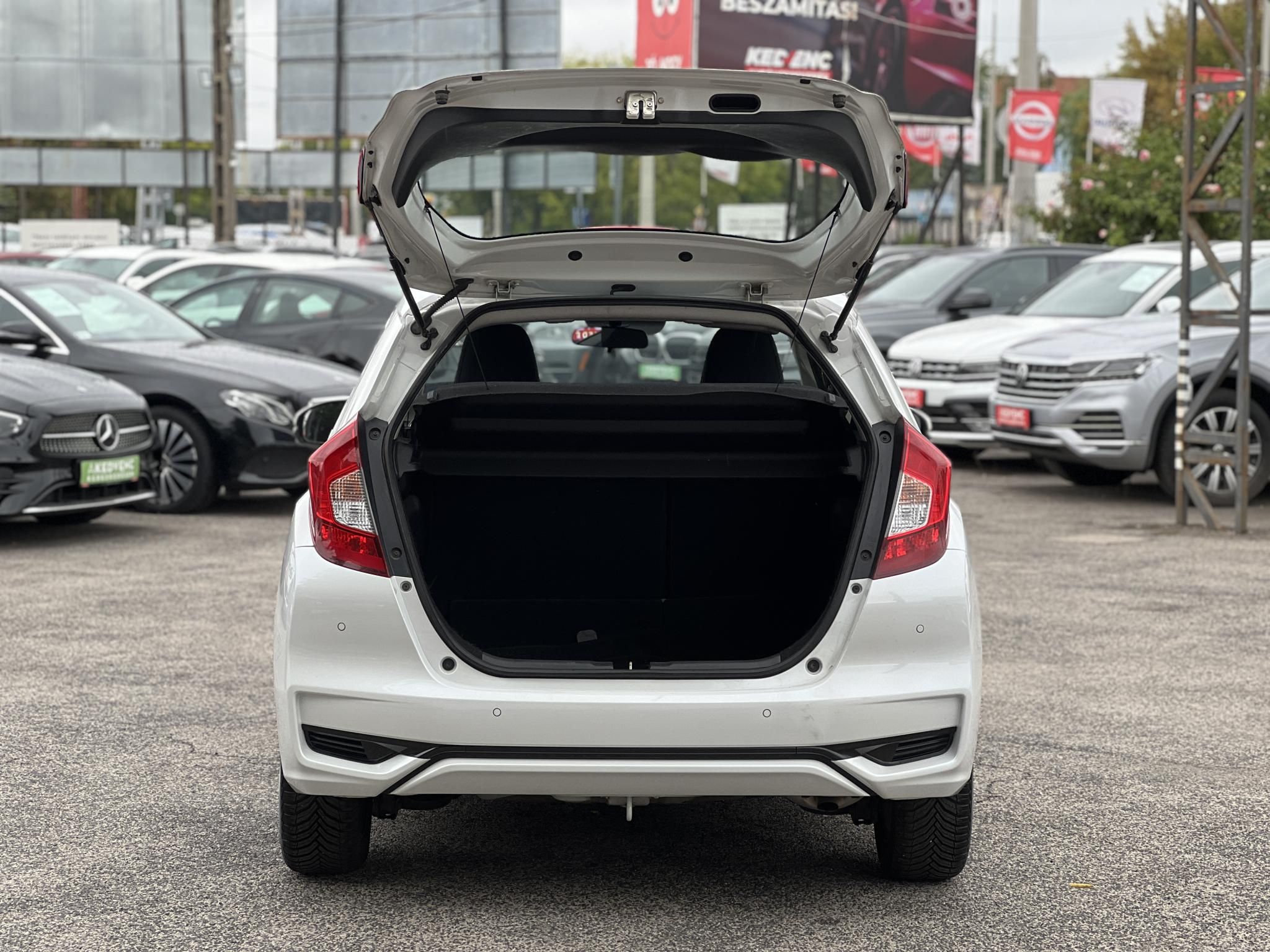 HONDA JAZZ 1.3 Trend Magyarországi. Márkaszervizelt. Tolatókamera!
