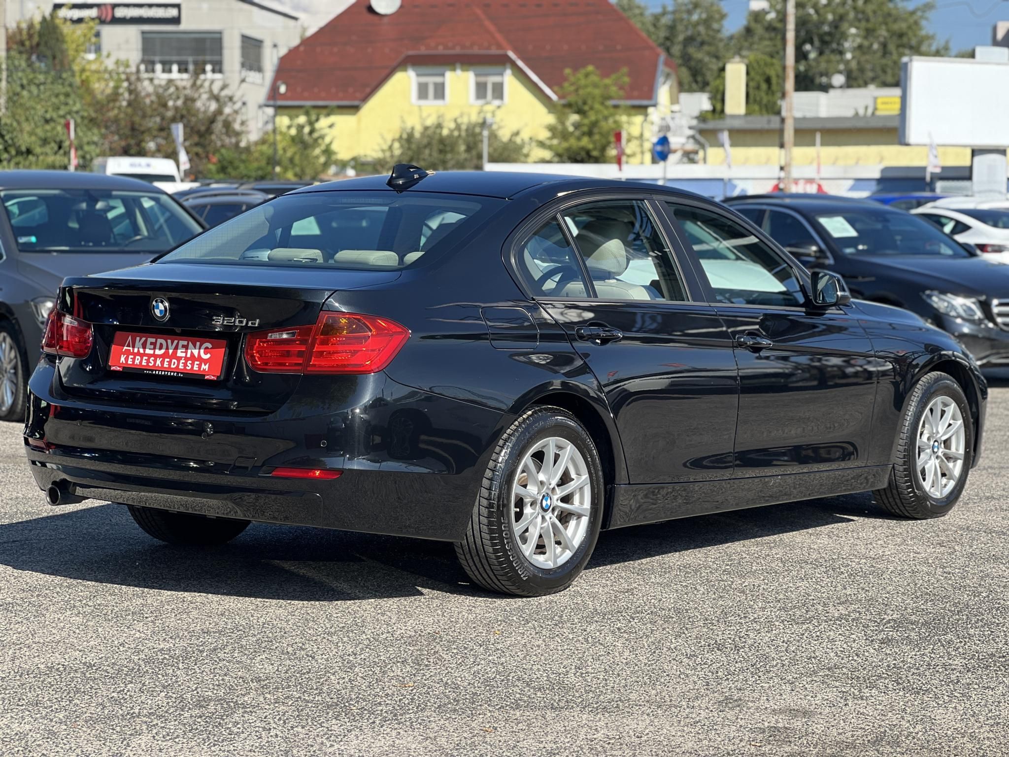 BMW 320d (Automata) M.o.-i. 1.tul. 113e km. márkaszervizelt előélet. téli-nyári kerék szett!