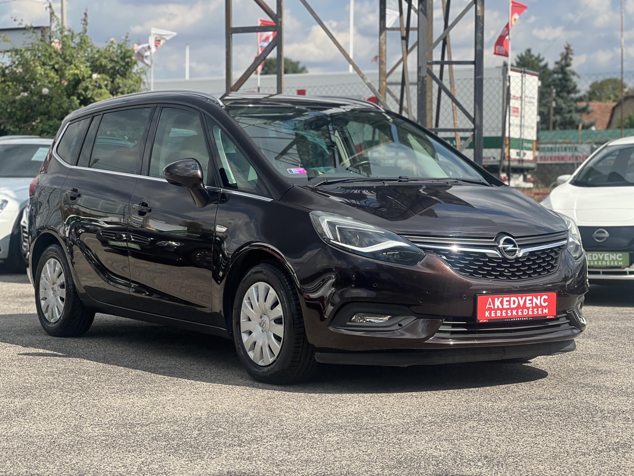 OPEL ZAFIRA 1.4 T Edition (7 személyes ) Végig vezetett szervizkönyv. 7 személyes