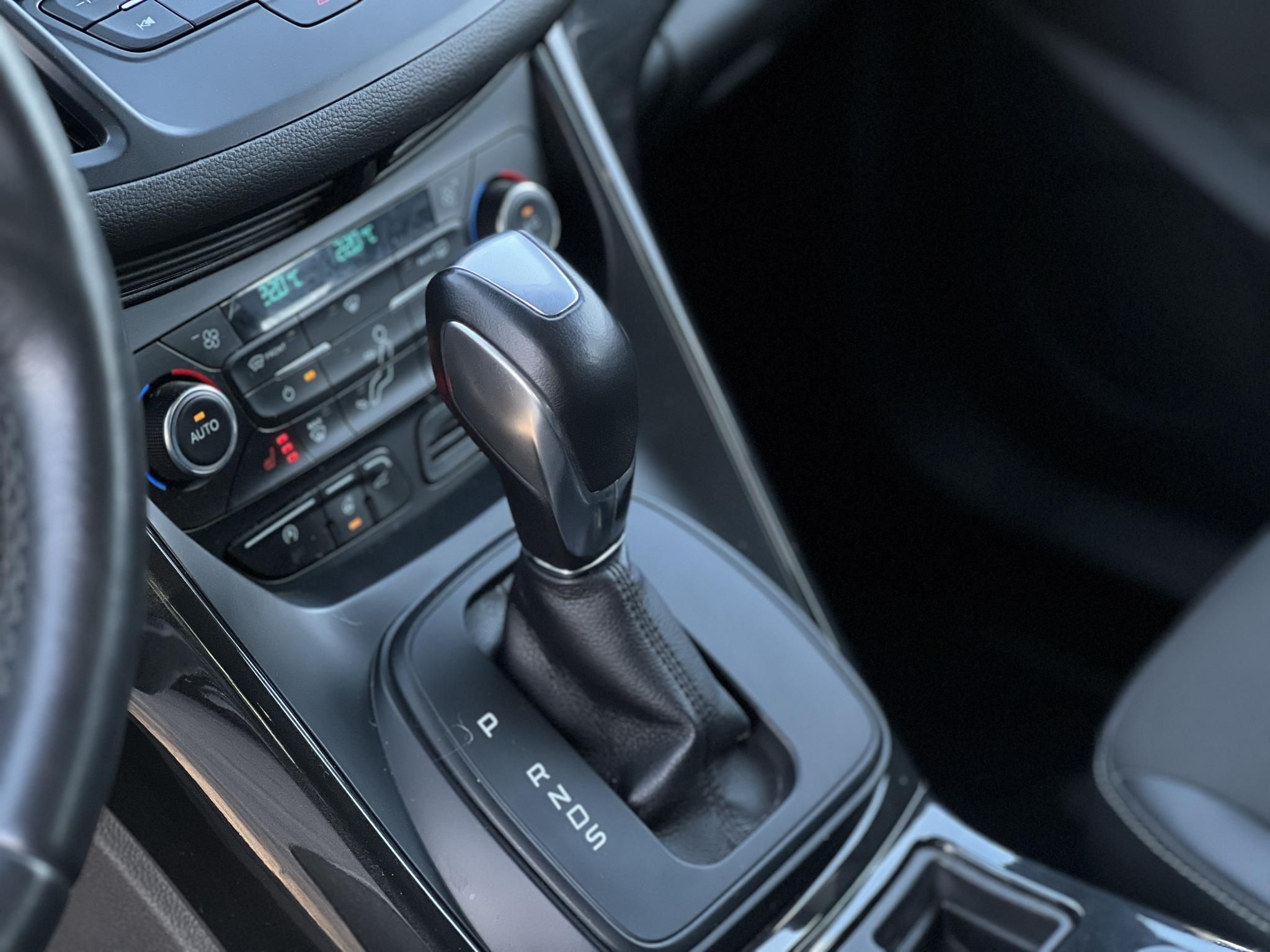 FORD KUGA 2.0 TDCi Titanium Technology AWD Magyarországi Gyári fényezés Carplay Szervízelt Vonógorog!