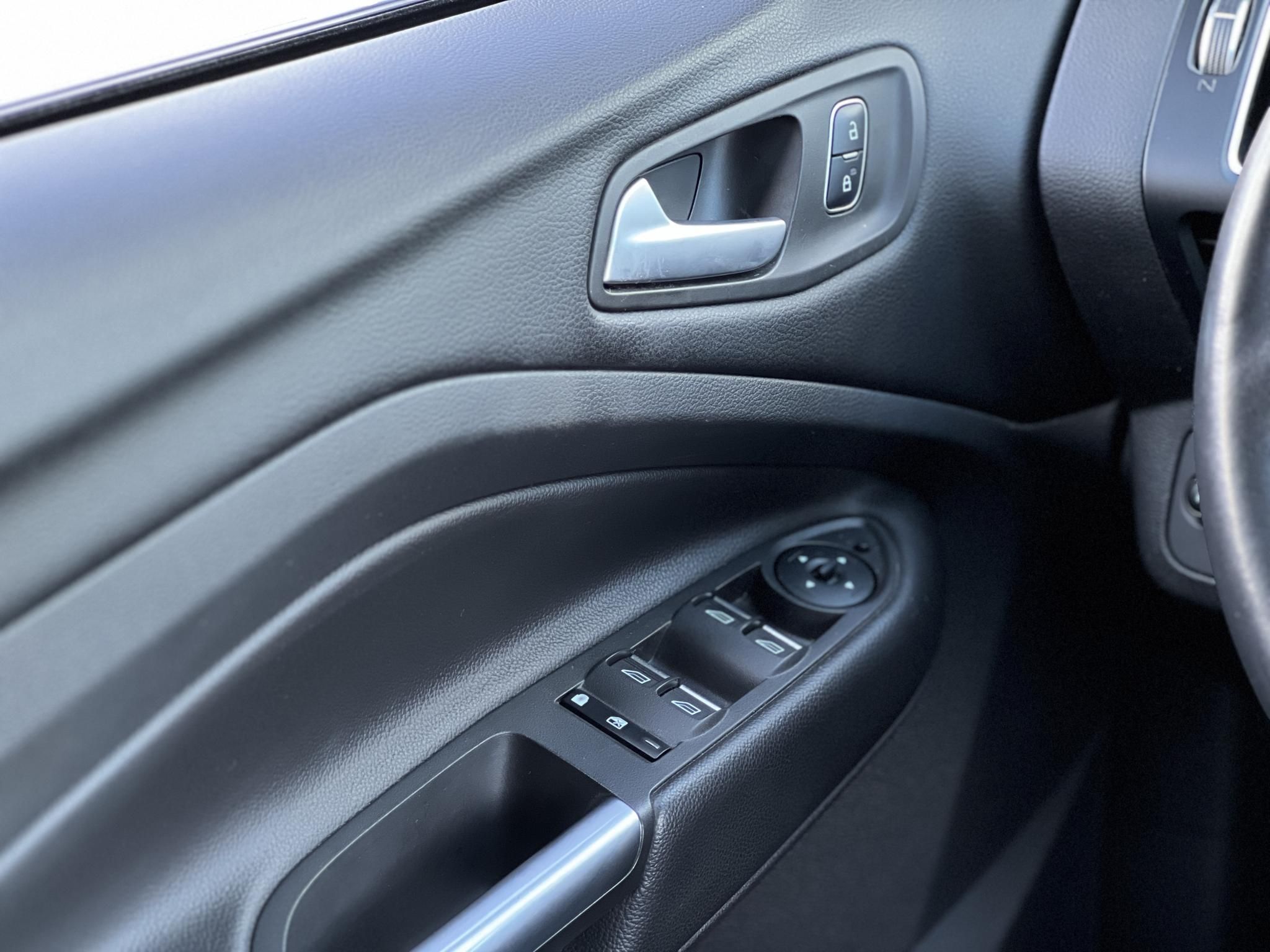 FORD KUGA 2.0 TDCi Titanium Technology AWD Magyarországi Gyári fényezés Carplay Szervízelt Vonógorog!