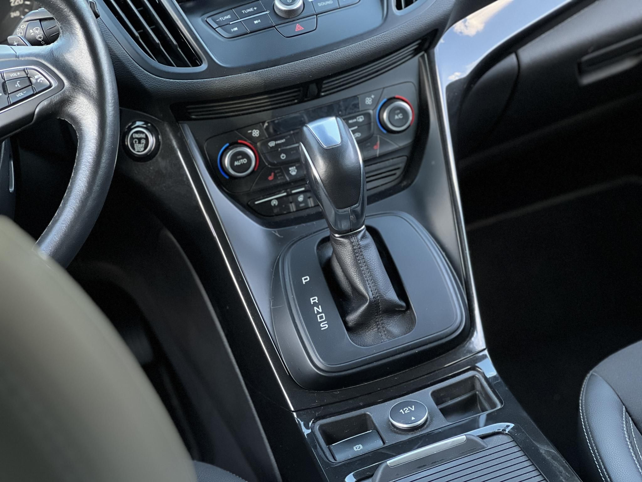 FORD KUGA 2.0 TDCi Titanium Technology AWD Magyarországi Gyári fényezés Carplay Szervízelt Vonógorog!