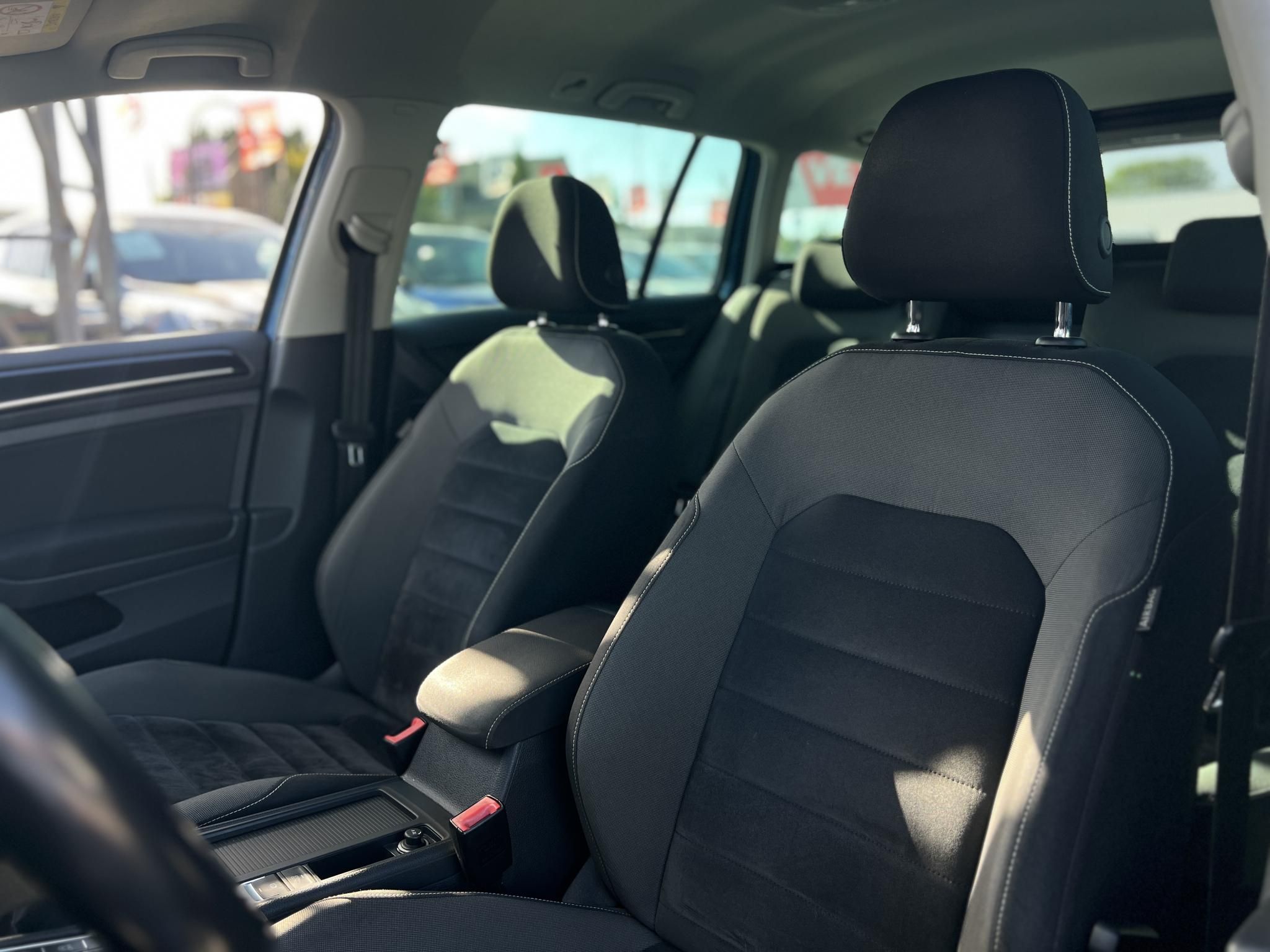VOLKSWAGEN GOLF VII Variant 2.0 TDI Comfortline 4Motion Dynaudio HIFI. végig vezetett szervízkönyv