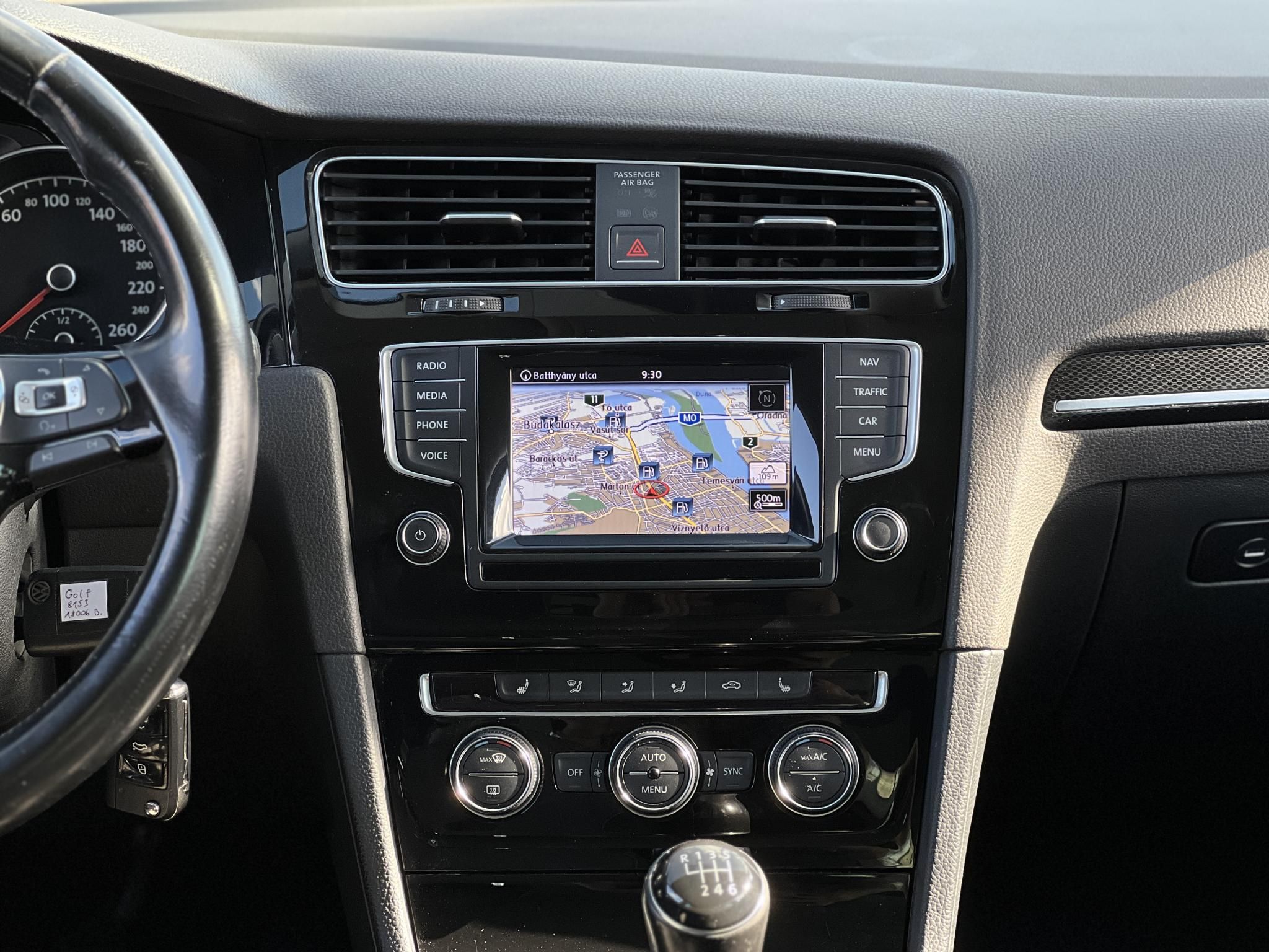 VOLKSWAGEN GOLF VII Variant 2.0 TDI Comfortline 4Motion Dynaudio HIFI. végig vezetett szervízkönyv