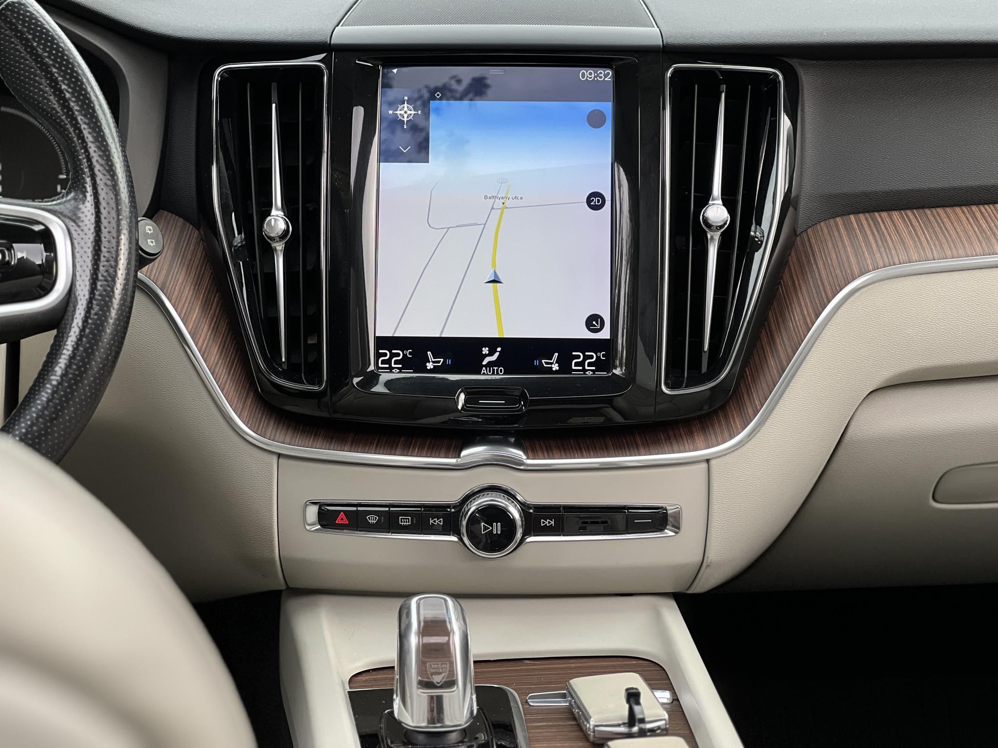 VOLVO XC60 2.0 [T8] Twin Engine Inscription AWD Geartronic M.o.-i. Volvo Galériában szervizelt. vezérlés cserélve. teljes felszereltség!