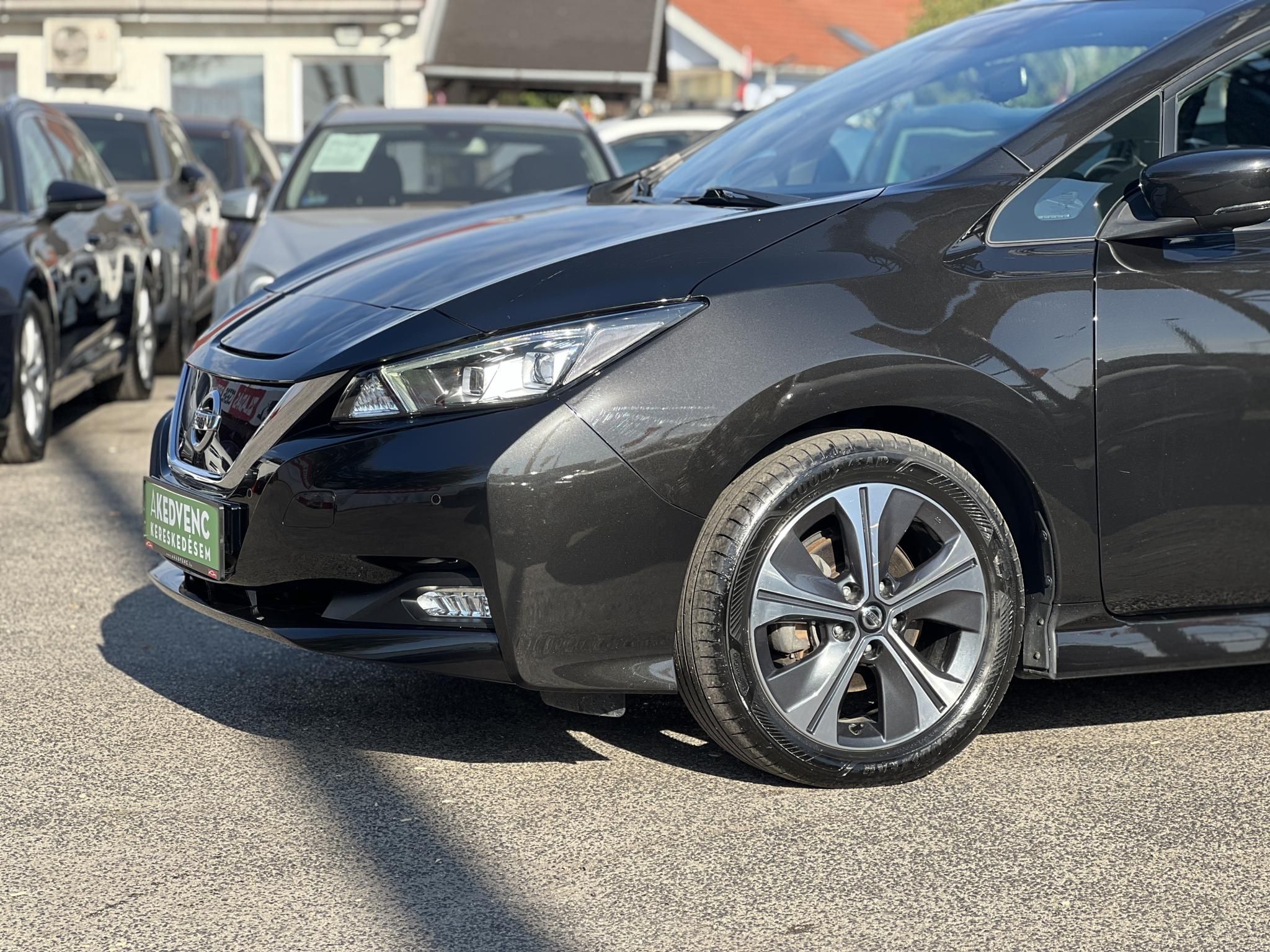NISSAN LEAF N-Connecta 40kWh (Automata) 60e km. 270km hatótáv. keyless. 360 kamera. első-hátsó ülésfűtés. téli-nyári!