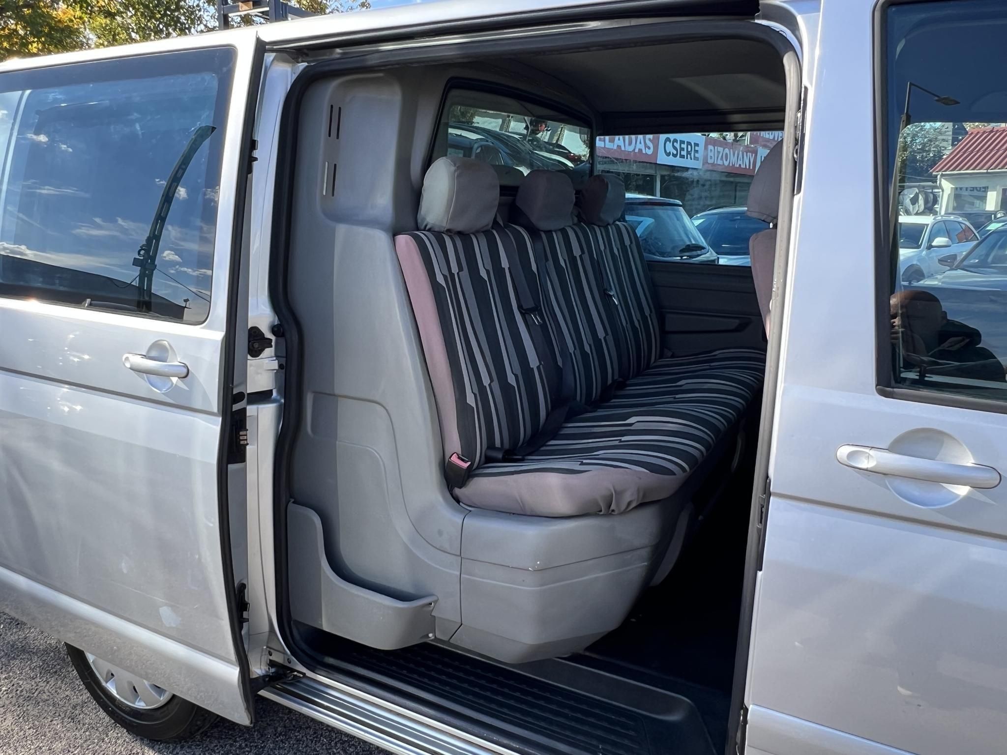 VOLKSWAGEN TRANSPORTER 2.5 TDI Mixto 'D.kab' AXE motorkód. vonóhorog. klíma. tetőcsomagtartó. 2 gyári kulcs!