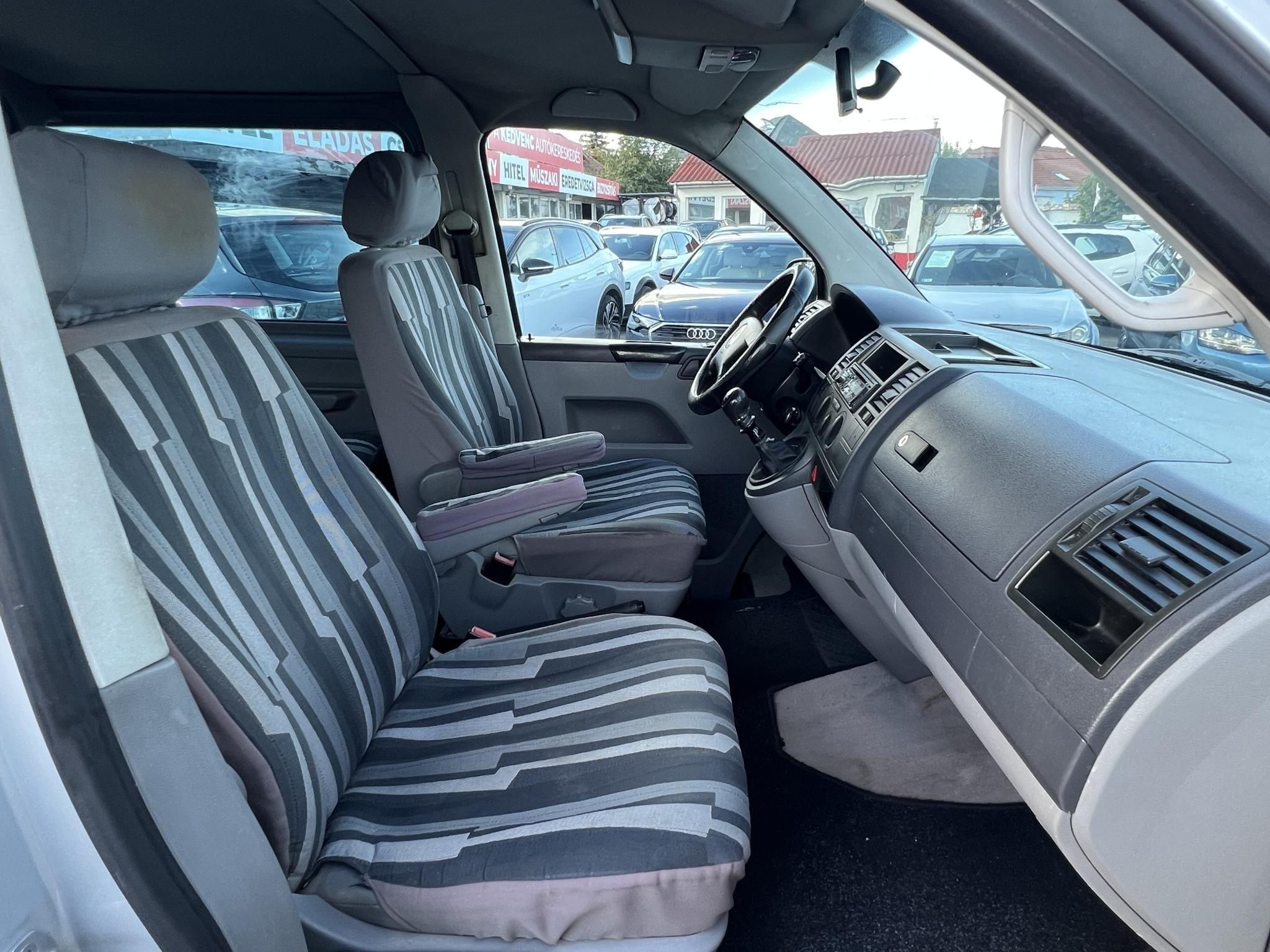 VOLKSWAGEN TRANSPORTER 2.5 TDI Mixto 'D.kab' AXE motorkód. vonóhorog. klíma. tetőcsomagtartó. 2 gyári kulcs!