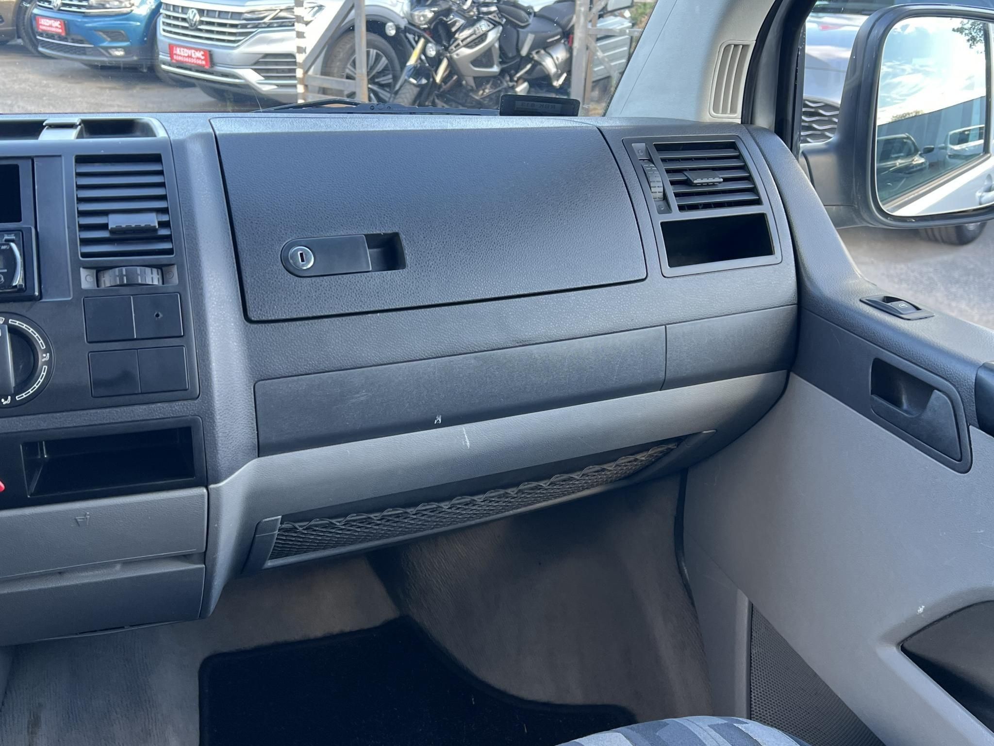VOLKSWAGEN TRANSPORTER 2.5 TDI Mixto 'D.kab' AXE motorkód. vonóhorog. klíma. tetőcsomagtartó. 2 gyári kulcs!