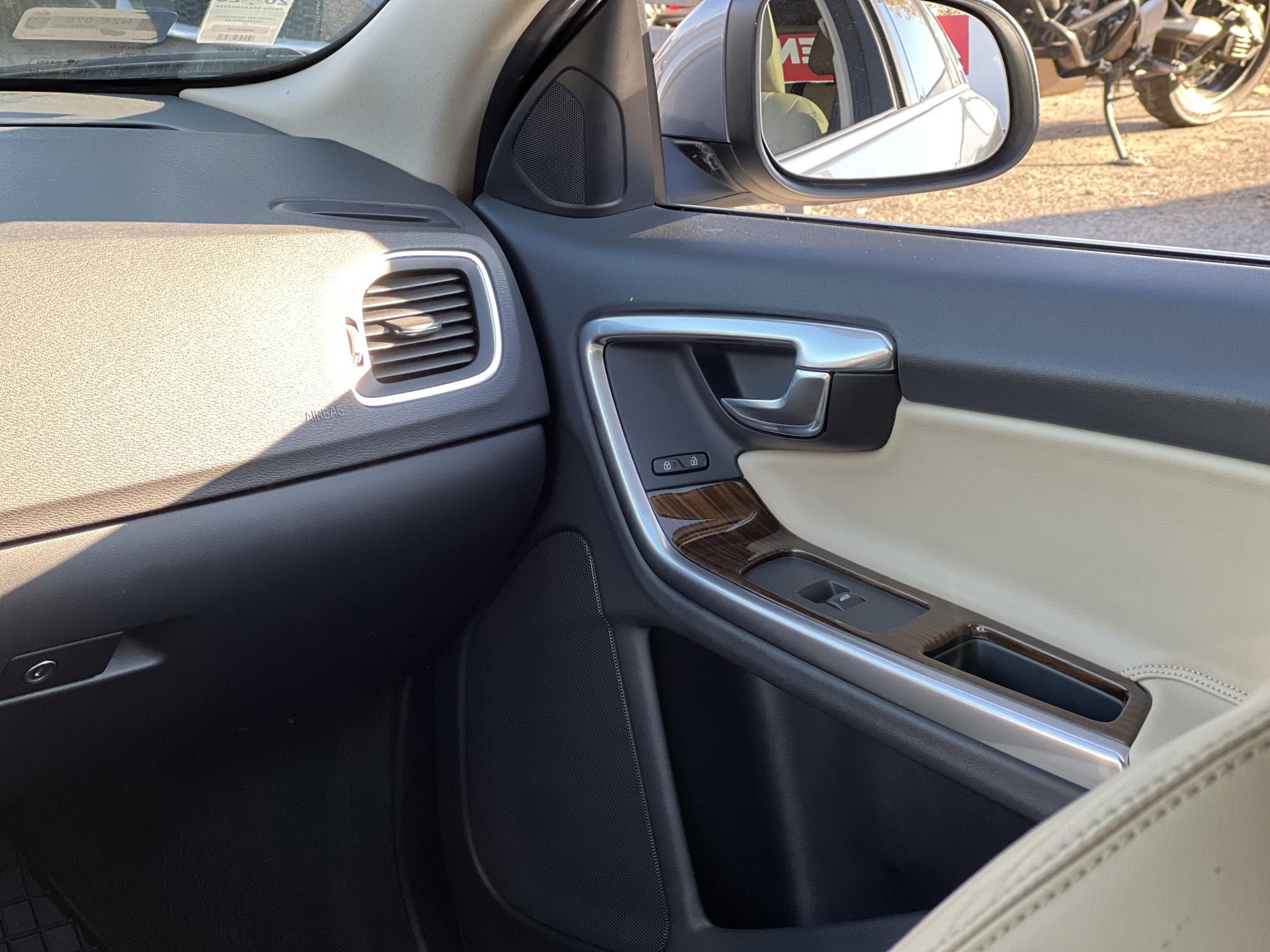 VOLVO V60 2.0 [T4] Kinetic Geartronic M.o.-i. magasan felszerelt. végig vezetett szervizkönyv!