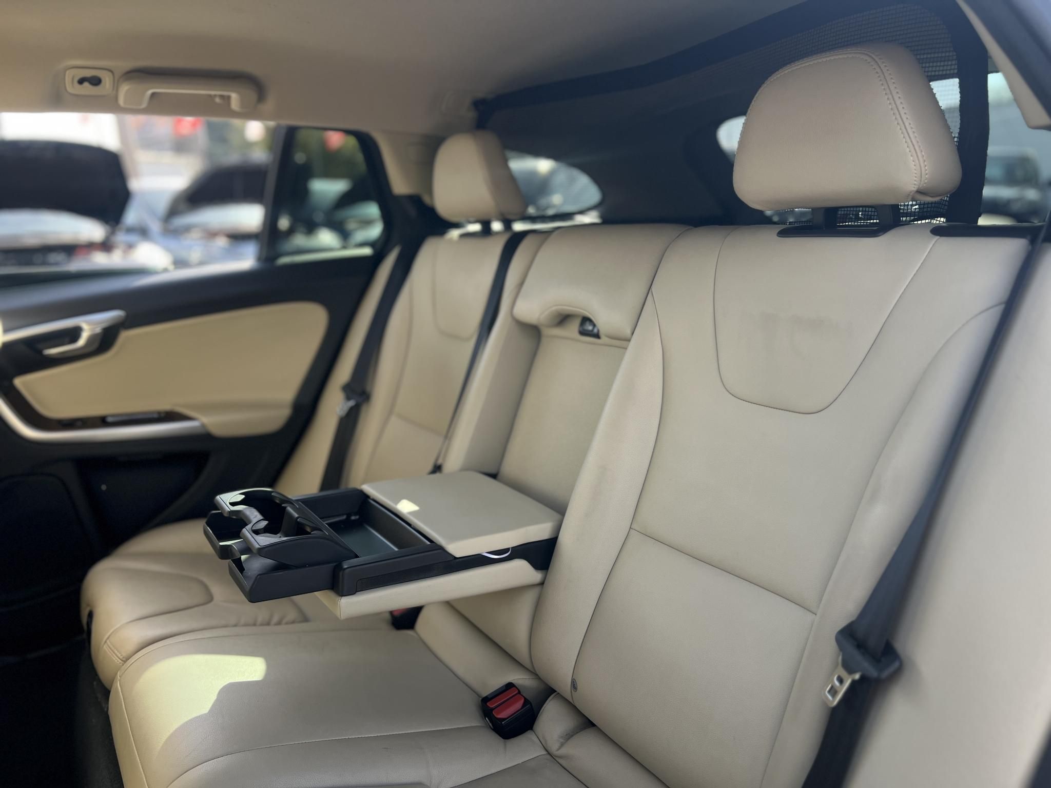 VOLVO V60 2.0 [T4] Kinetic Geartronic M.o.-i. magasan felszerelt. végig vezetett szervizkönyv!