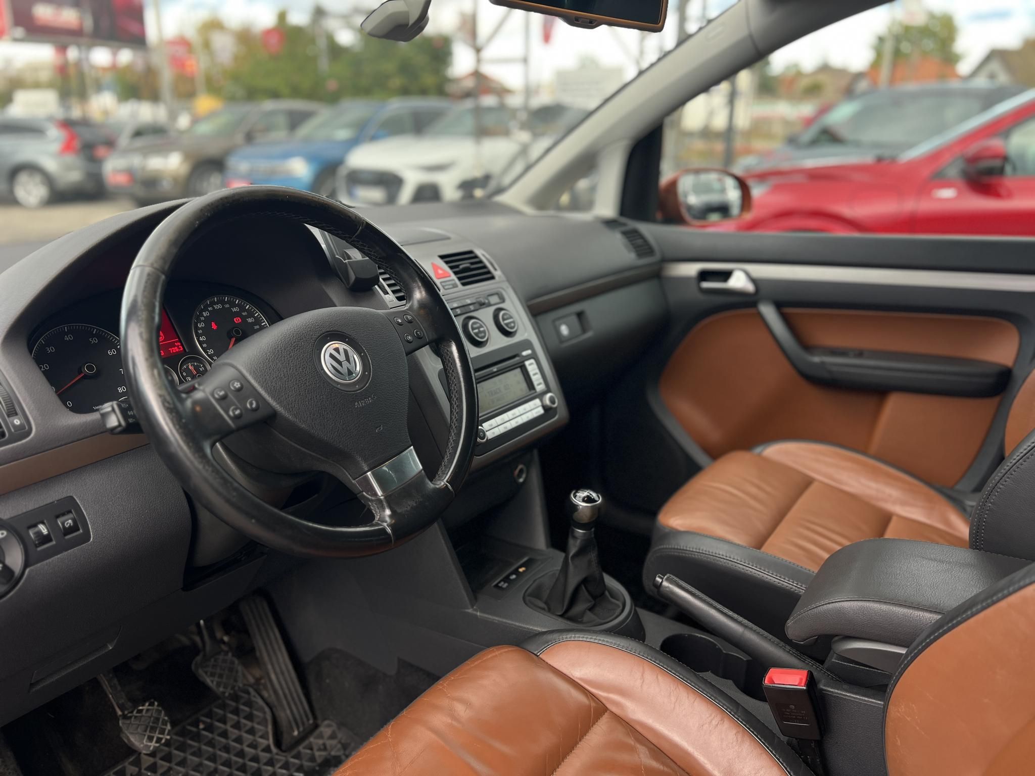 VOLKSWAGEN TOURAN Cross1.4 TSi 7 személyes Highline Bőr belső. Tempomat Vonóhorog Szervízel!t