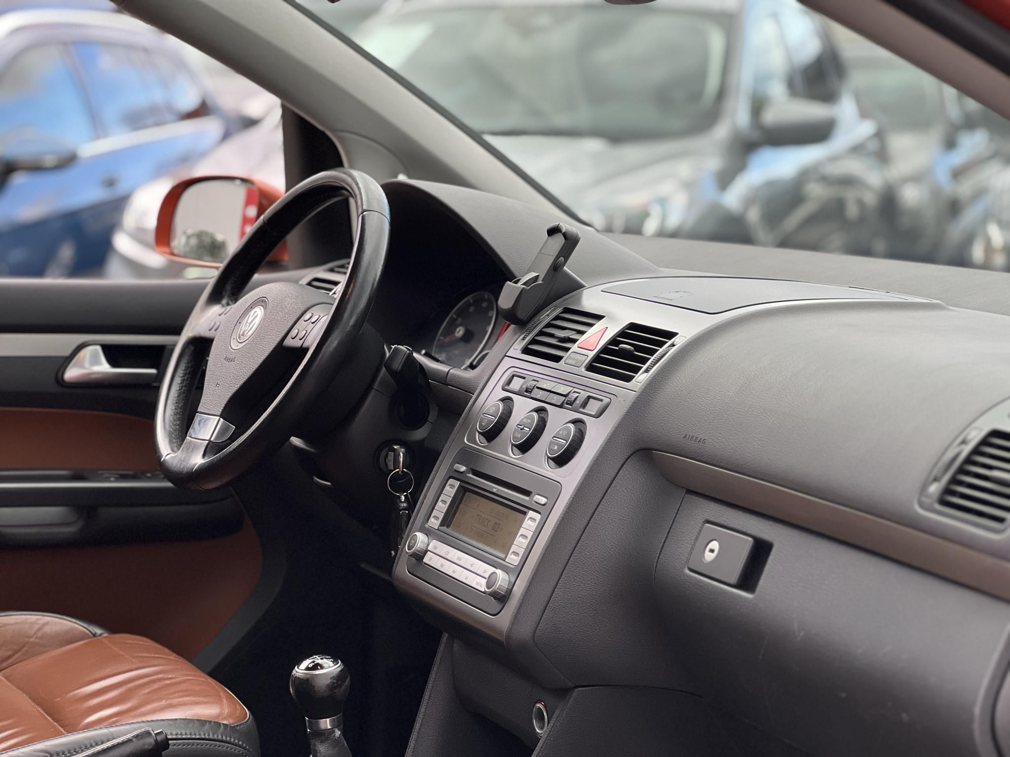 VOLKSWAGEN TOURAN Cross1.4 TSi 7 személyes Highline Bőr belső. Tempomat Vonóhorog Szervízel!t