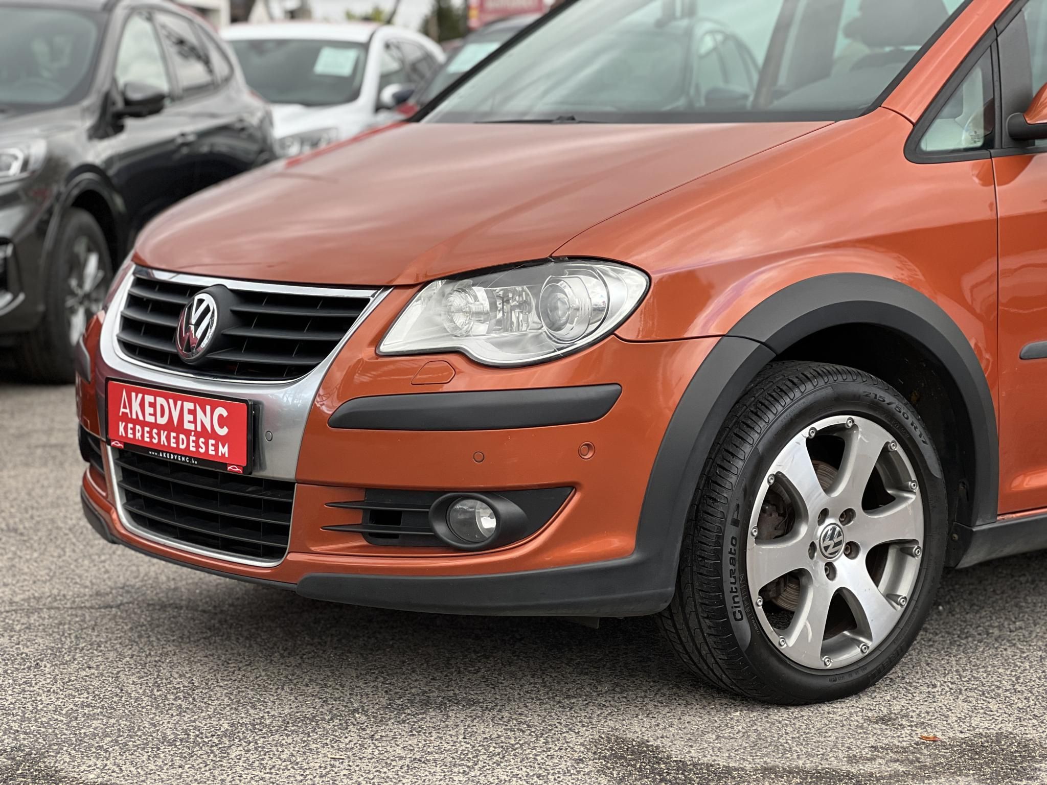 VOLKSWAGEN TOURAN Cross1.4 TSi 7 személyes Highline Bőr belső. Tempomat Vonóhorog Szervízel!t