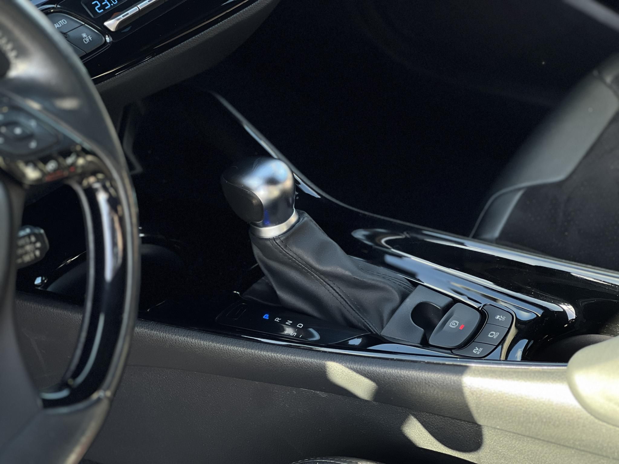 TOYOTA C-HR 2.0 Hybrid Selection e-CVT M.o.-i. LED fényszórók. kamera. keyless. sávtartó. ülés-kormányfűtés