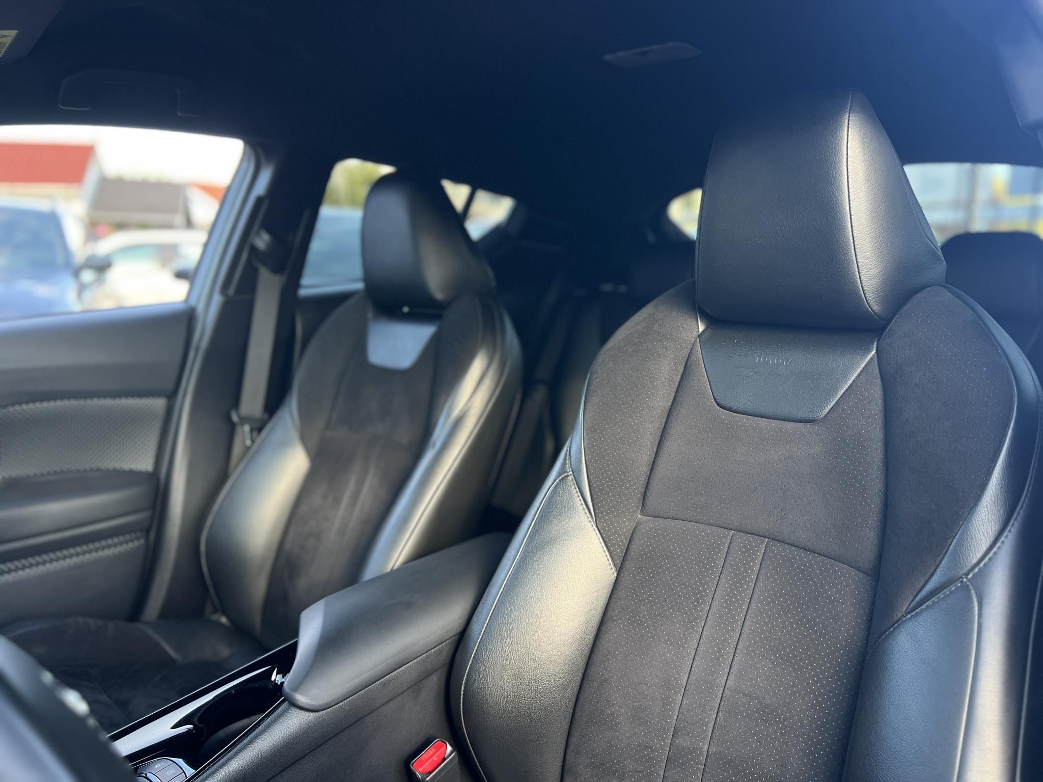 TOYOTA C-HR 2.0 Hybrid Selection e-CVT M.o.-i. LED fényszórók. kamera. keyless. sávtartó. ülés-kormányfűtés