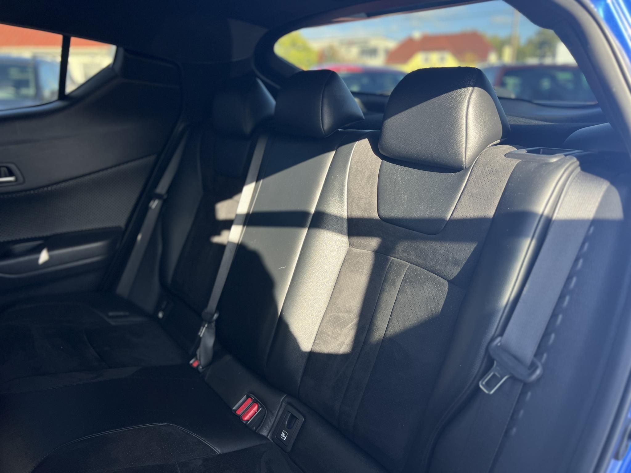 TOYOTA C-HR 2.0 Hybrid Selection e-CVT M.o.-i. LED fényszórók. kamera. keyless. sávtartó. ülés-kormányfűtés